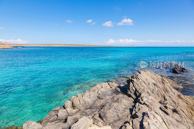 撒丁岛Stintino La Pelosa海滩碧绿的海水